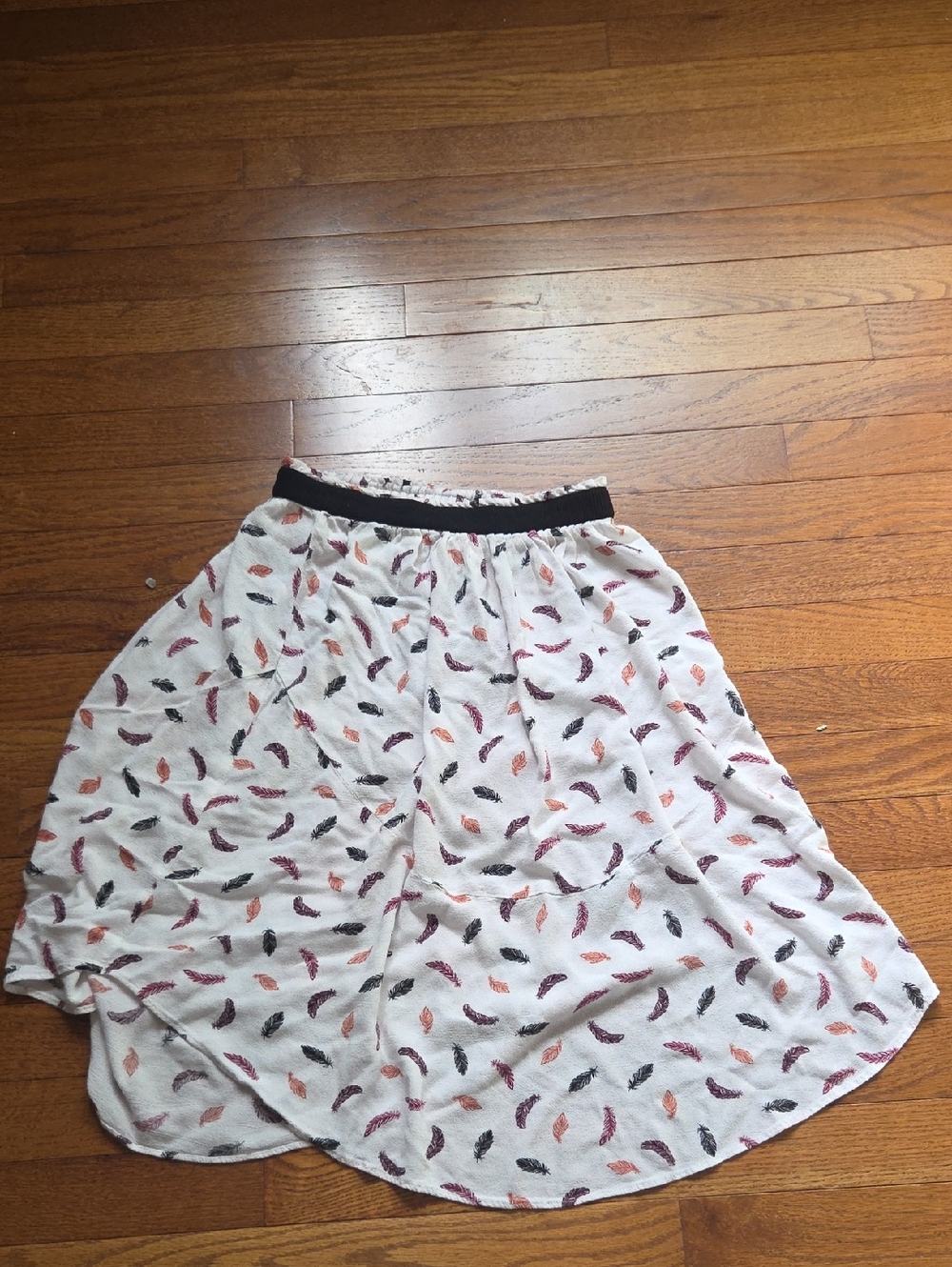 H&M White Midi Skirt with Feather Motif and Black Waistband